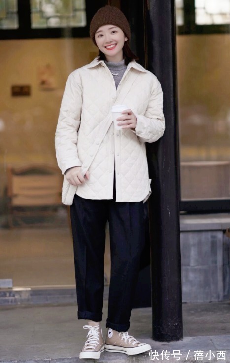 修饰 阔腿裤已烂大街了,现在流行“烟管裤”,这样穿搭腿粗胯宽都有救