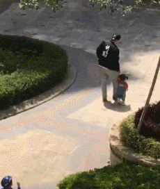 |搞笑GIF:自从生二胎得了女儿了之后,家里大儿子的地位