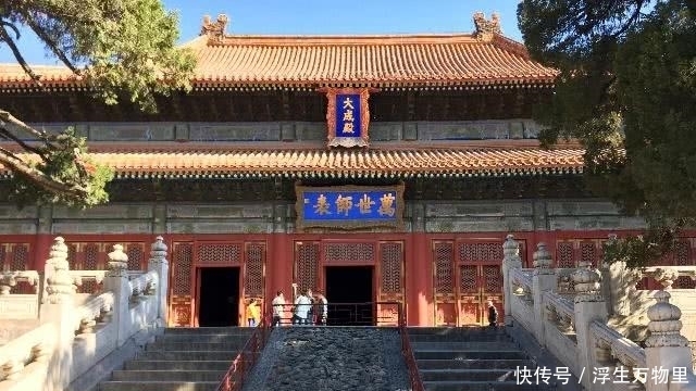 大臣|康熙祭孔子墓打死不跪,机智大臣慌忙遮住碑上一字,康熙老实跪下