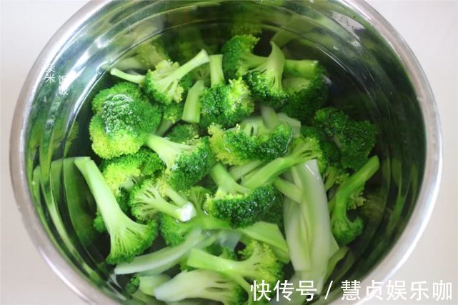 脆嫩|西蓝花炒不好吃？试试这做法，只用4种调味料，脆嫩爽口吃不够