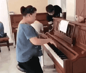 |搞笑GIF:看着都觉得好痛 赶紧喝口饮料压压惊