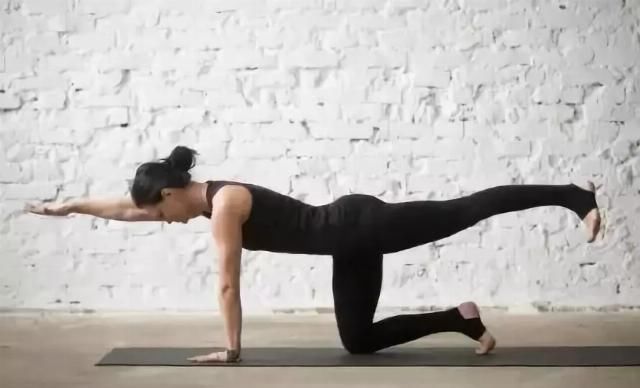 小密|这9组瑜伽体式做完，大肚腩变盈盈一握的细腰肢，你敢不敢试试