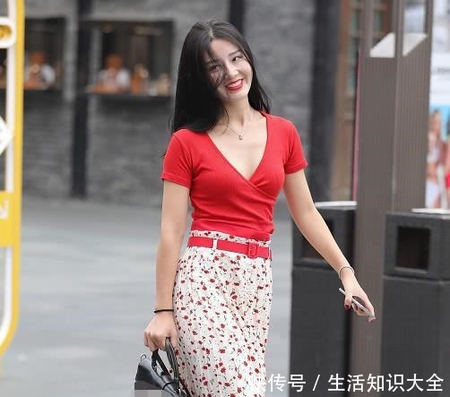 街拍穿碎花裙的长腿美女,优雅又温柔!