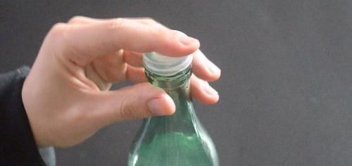 卫生间放一个白醋玻璃瓶真厉害,一年省下不少钱,全家人都夸好