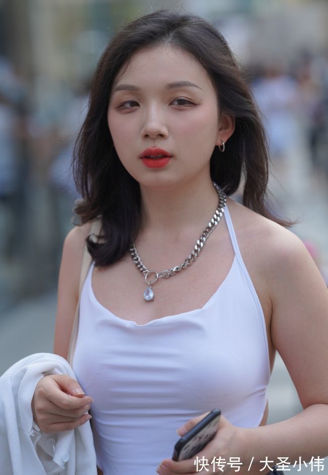 街拍 美女街拍:吊带背心修饰效果也比较强,选择纯色的进行搭配,日常通勤也漂亮