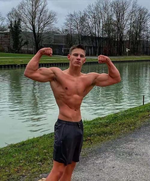 爆棚|即便练就一身肌肉,可就是喜欢秀麒麟臂,型男的男友力简直爆棚