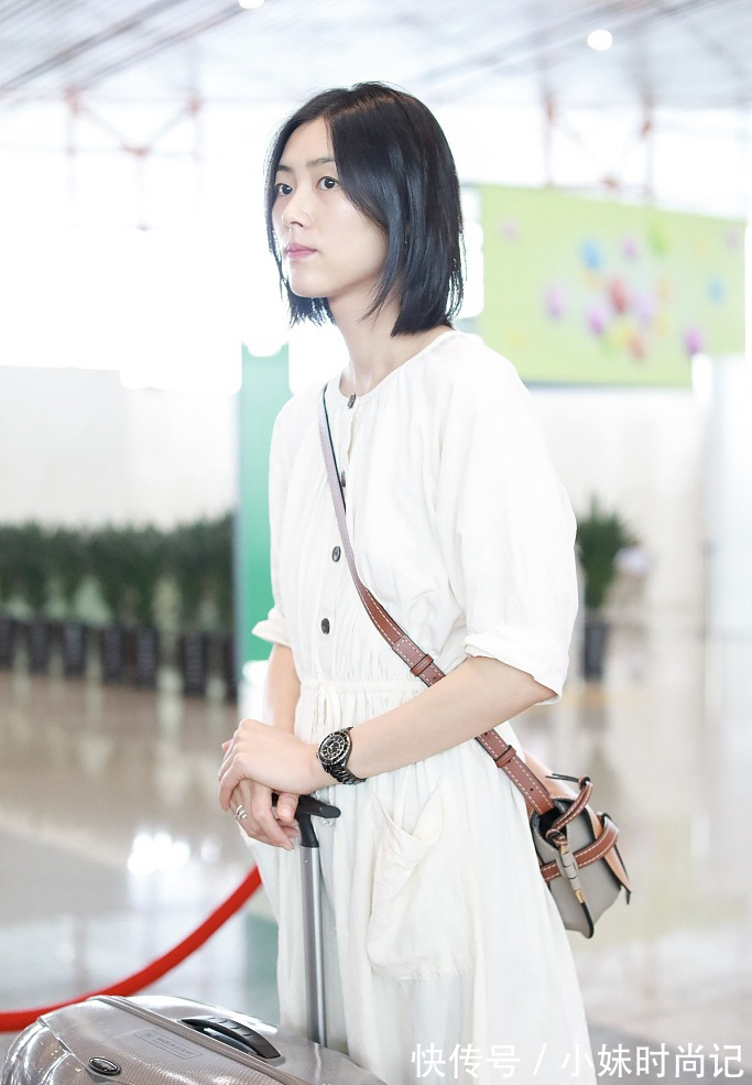 小姐姐 刘雯普通白裙穿出国际大牌感,配披肩发好有少女感