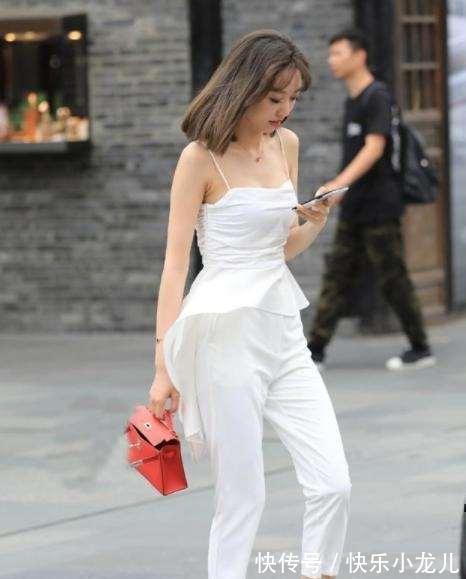 百褶裤 白色裹胸上衣搭配白色紧身打底裤,简单大方,展现气质感