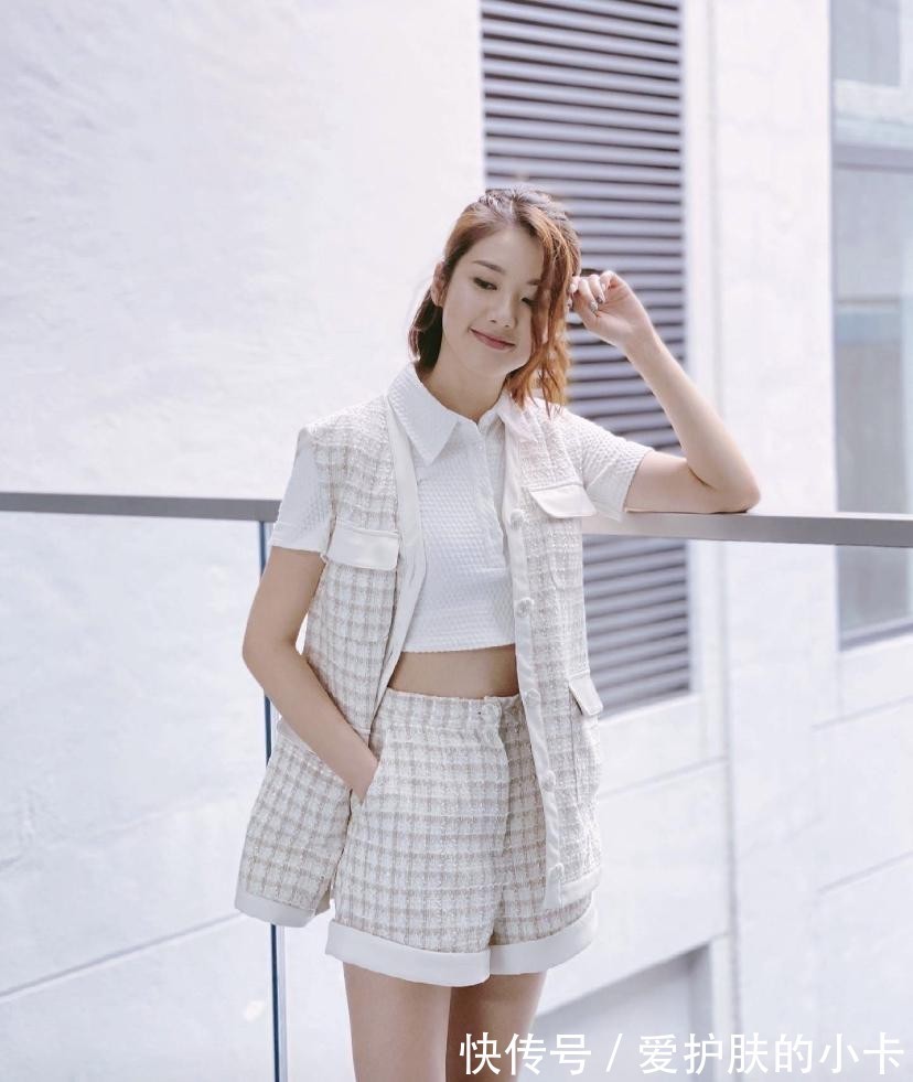 衬衫|分享3个“自然搭配”法则,看起来普通,穿上身高级又不失时尚感