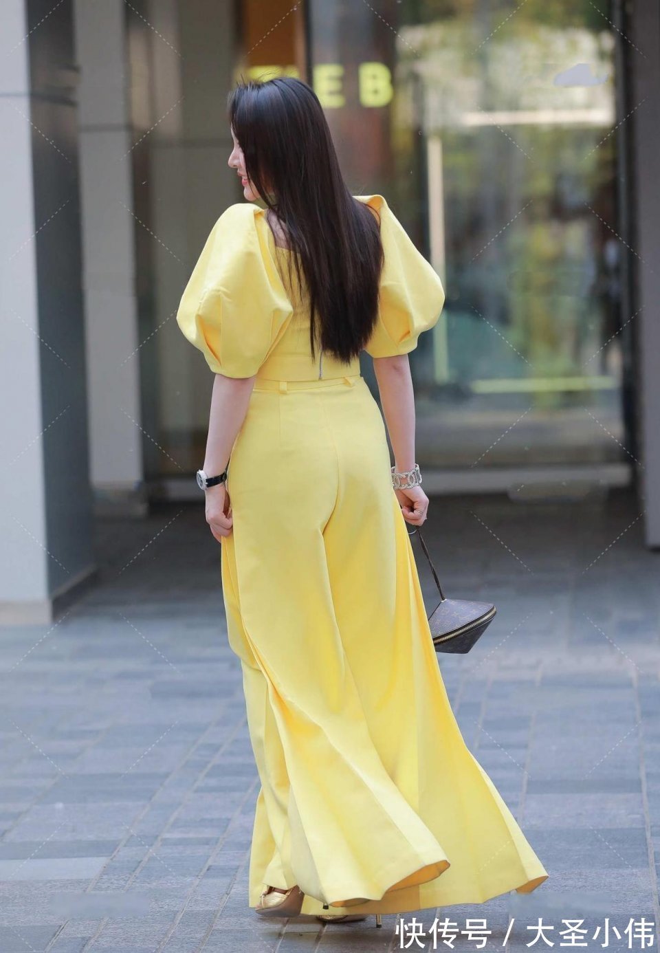 气质美女|美女街拍：看了这个气质美女，身材极好，第一次看到微胖也能这么美