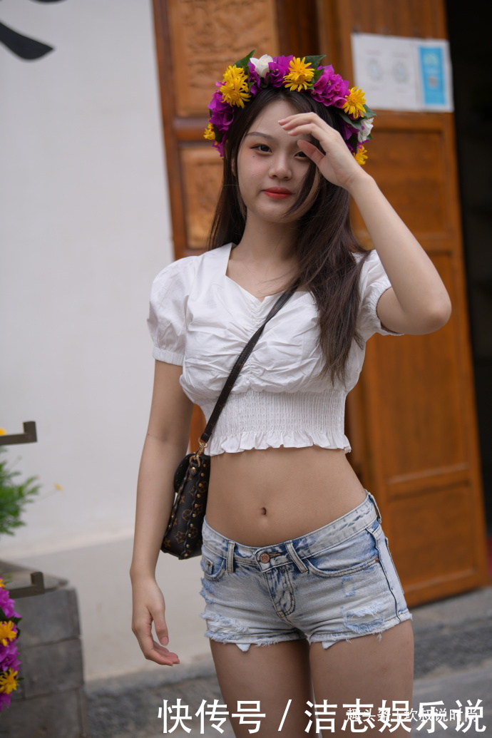 微胖女孩不敢穿露脐装与超短裤只要选对款式,照样魅力不减