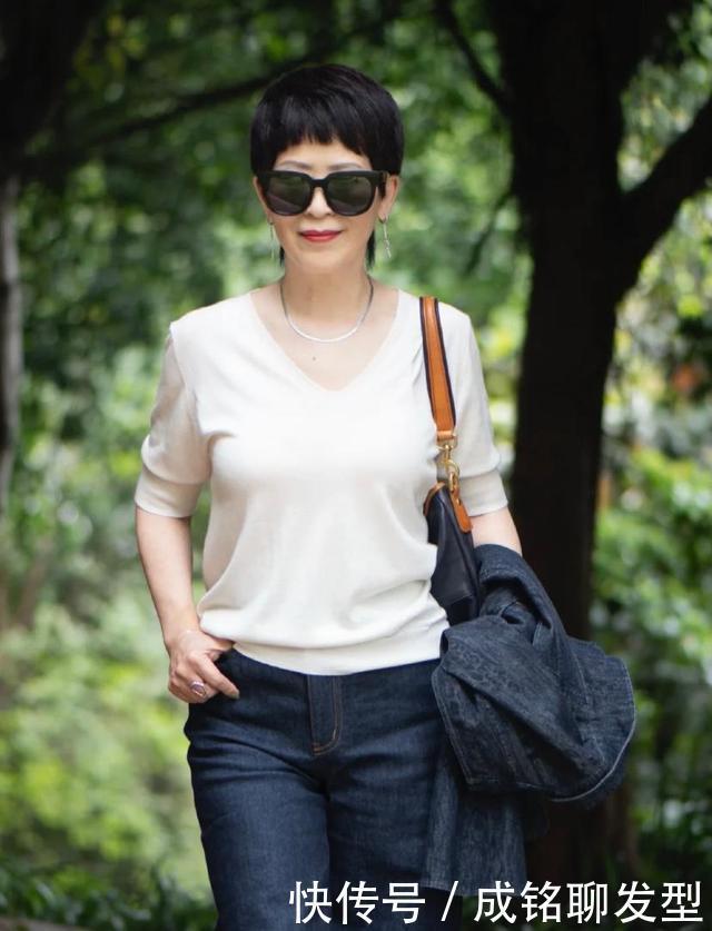 高跟鞋|女人60岁“算”老吗？这位短发博主穿搭时尚减龄，气质不输年轻人