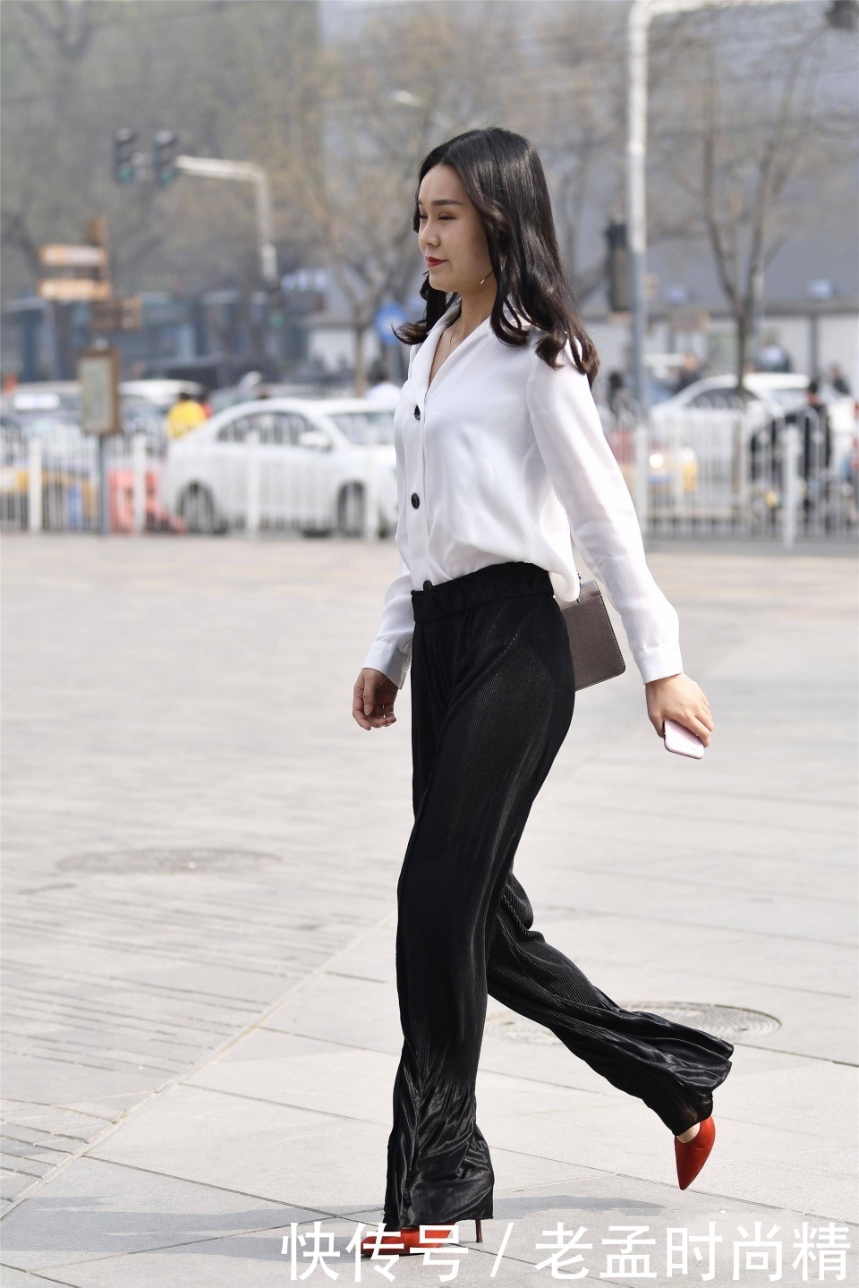 街拍:小姐姐深蓝色的花筒裙,走在街上成了焦点!