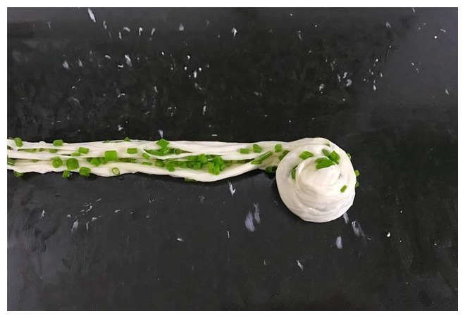 葱油饼好吃有诀窍，层层酥脆，做法简单，2分钟烙一张，百吃不厌