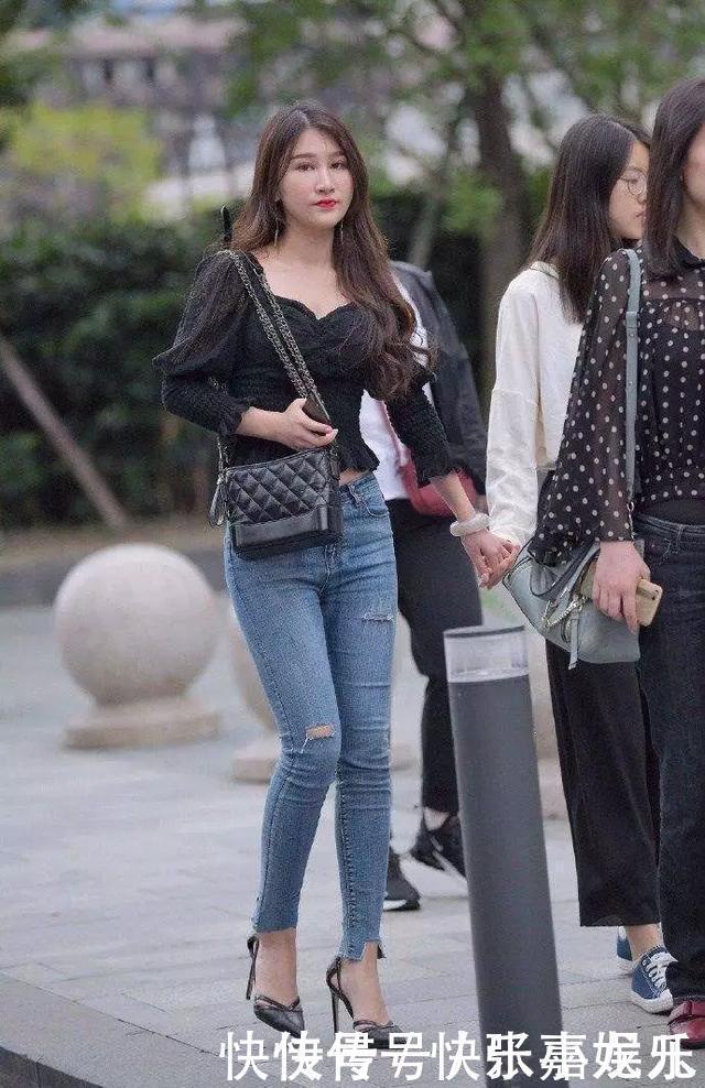 街拍美女选择高腰的短裙搭配一双尖头银白色的高跟鞋,时尚感非常好