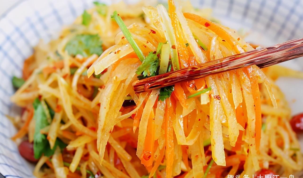 炒土豆丝,什么时候放醋很关键,大厨教你一招,随便炒都爽脆好吃