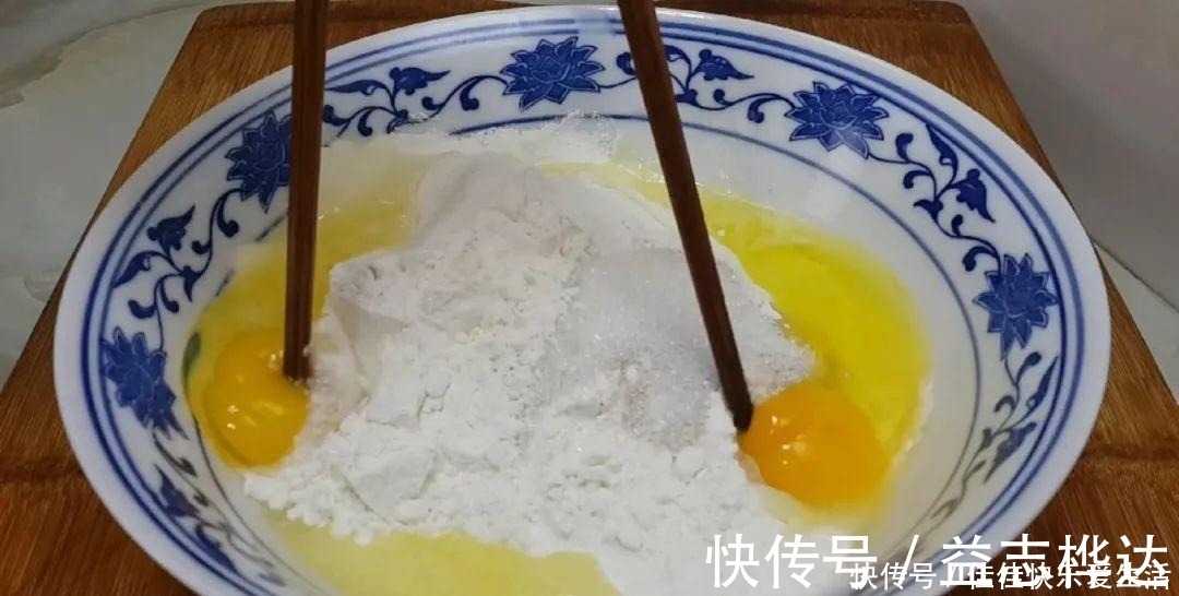 面粉别蒸馒头了,加2个鸡蛋,个个蓬松暄软,比面包简单好吃