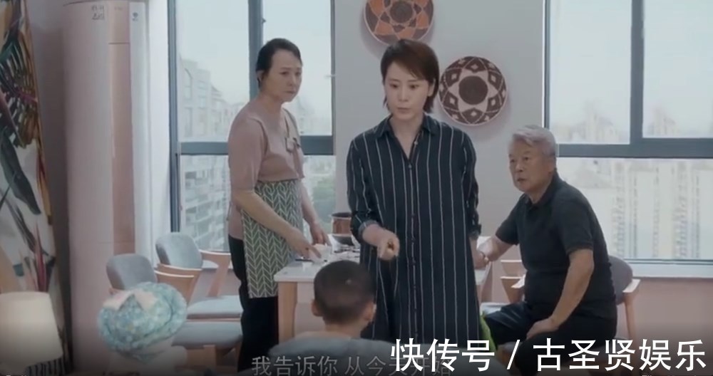 宝妈|90岁老祖宗坐地缝被子,1岁“小祖宗”卖萌捣乱,一个世纪的轮回