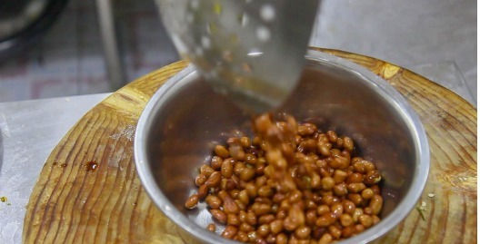 油炸|厨师长教你油炸花生的做法,掌握这个诀窍,花生米再也不会炸老