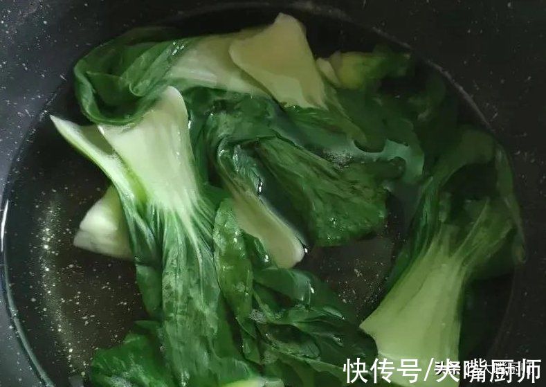 厨师长说,要想青菜炒得好吃,不能直接下锅,这4个技巧很关键