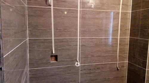 墙面砖|入住不到一年,墙砖哗哗往下掉,维修工人:施工时关键步骤忘了做