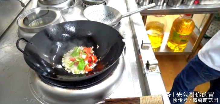 老人|厨师长教你“生焖鱼头”的家常做法,味道鲜美老人孩子都爱吃