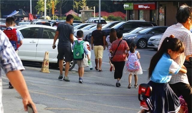 小李|“这是溺爱!”专家批判家长接送孩子引众怒:你自己有小孩吗?