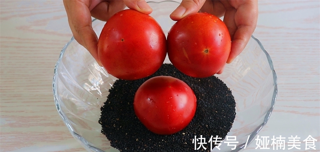 3个西红柿加1碗芝麻，教你简单又好吃的做法，出锅老公连吃5个