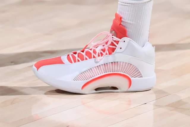 NBA球员上脚：Kobe9全明星配色，范乔丹的闪击7很帅