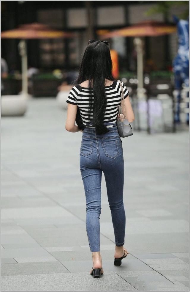 牛仔裤可以展现你的曼妙身姿，也让你身材更加的完美有型