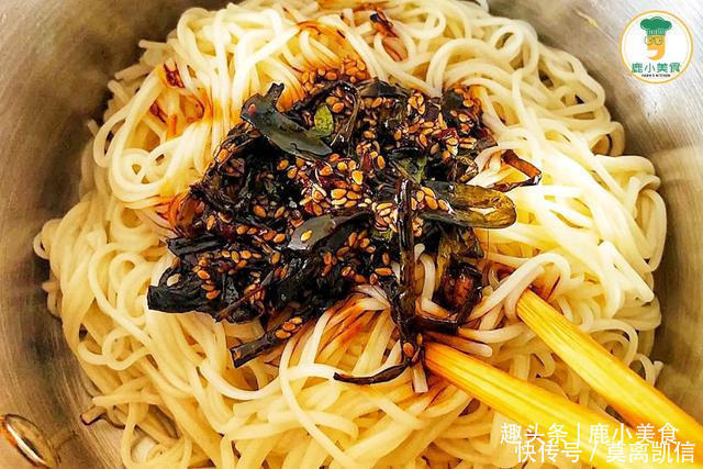 葱油酱汁|10分钟搞定懒人早餐面,葱香浓郁,面滑筋道,一盘轻松吃光