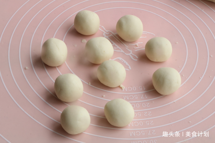 夏天就馋土豆新吃法，搓一搓蒸10分钟，出锅汤汁一滴不剩！