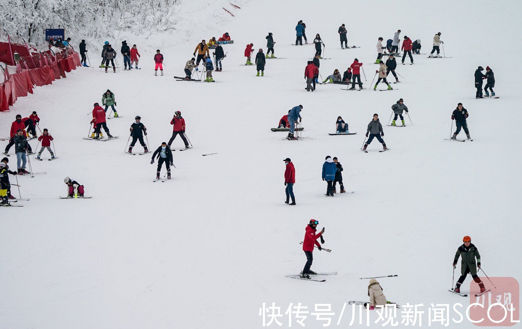 雪上“飞翔”，西岭雪山滑雪热|C视频 | 西岭雪山滑雪场