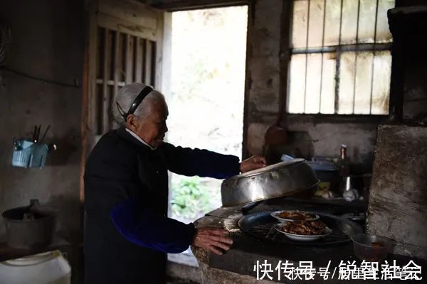 图源|98岁功夫奶奶红了,与外国小哥切磋武艺被狂赞:中国人都会功夫?
