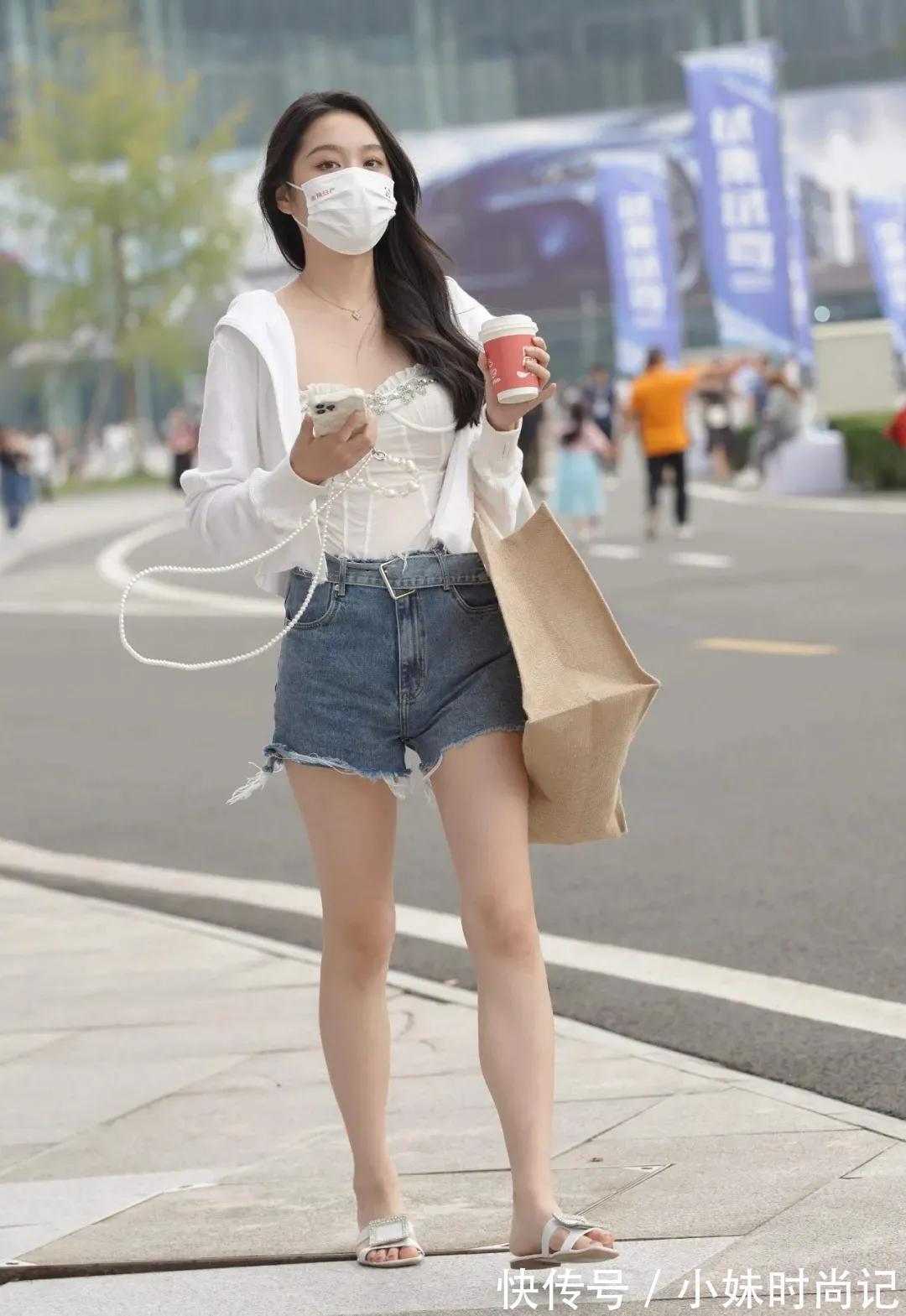 牛仔短裤|街拍穿牛仔短裤的时尚女孩