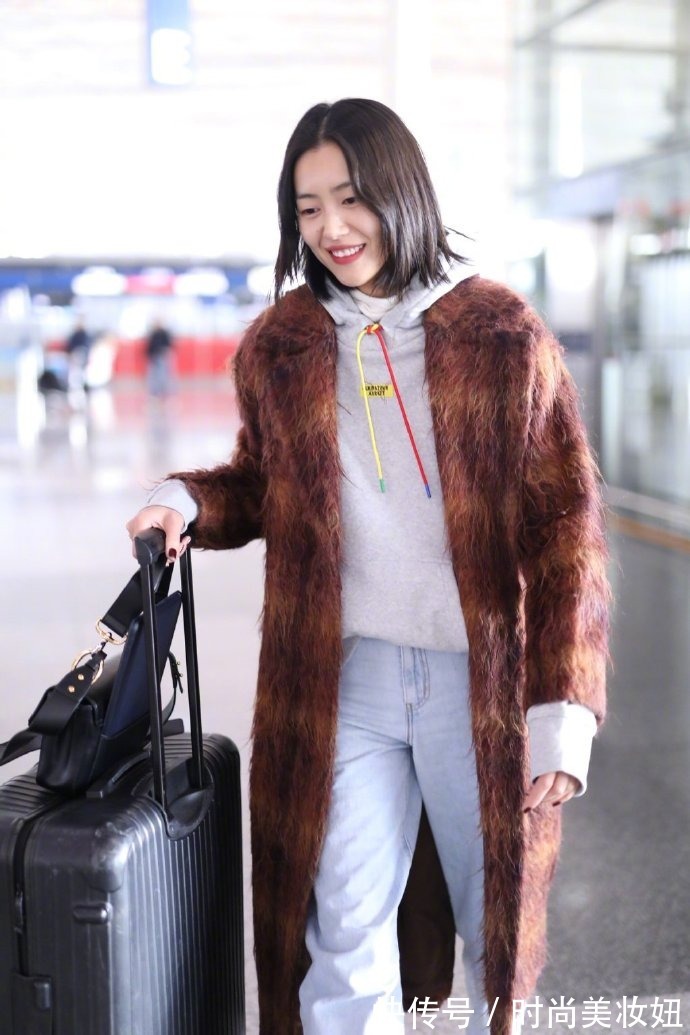 毛大衣|刘雯真是“时髦精”的模板,穿毛大衣叠穿卫衣,满满的国际范