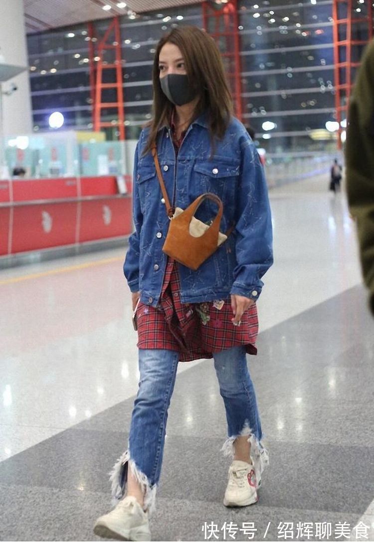 牛仔外套|街拍:夏日配一条牛仔超短裤,也是美不胜收