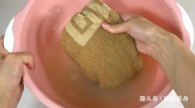 不管毛巾多脏多黄，在水里滴几滴，洗完的毛巾又软又干净！