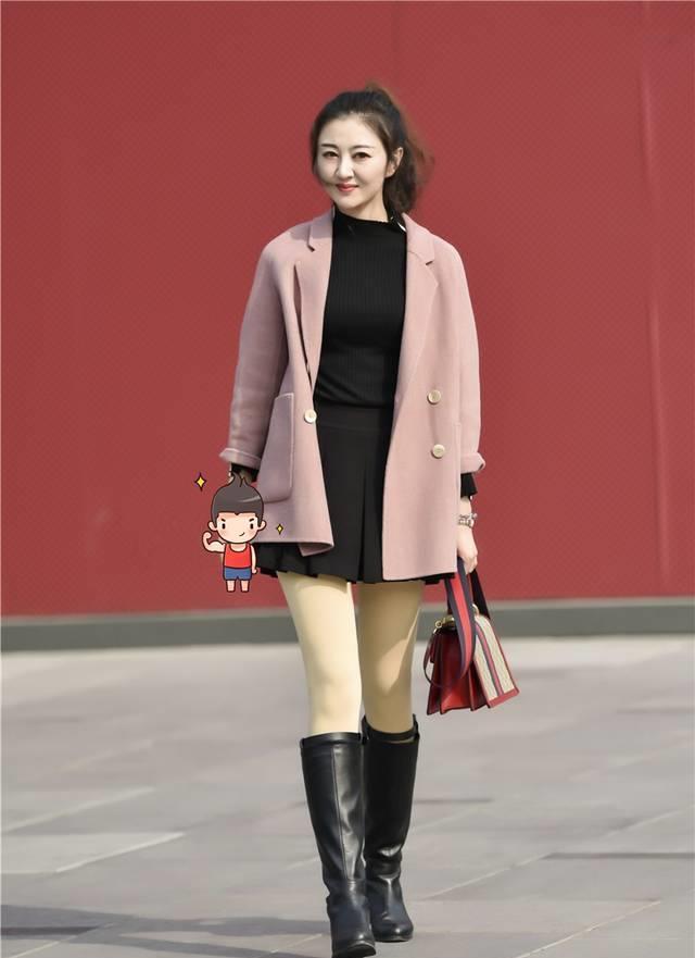 肤色 街拍:笑容很甜美的肉丝短靴女生,打扮也很有气质的OL范