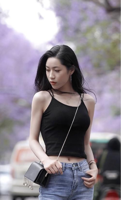 紧身款式的牛仔裤,就是为了这种大长腿妹子而生的