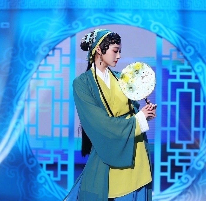 关晓彤豁出去了,大胆尝试青蛇造型,网友:我选白蛇!