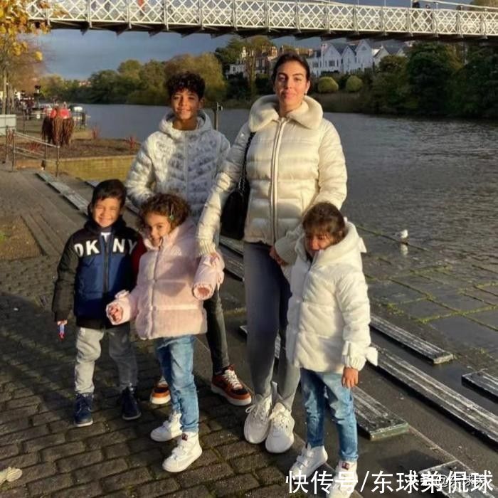 伊薇|擁有C羅，喬治娜仍創(chuàng)業(yè)撈金，為何伊薇愿意為喬丹放棄超模事業(yè)？