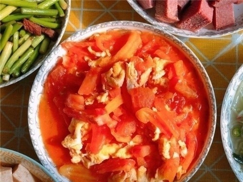 同事生日请客吃饭,菜上齐后我很无语,一桌菜还没我买的蛋糕贵!