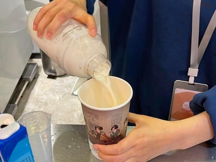 吧台|工位边上就是奶茶吧台，每天都有“喝不完”的奶茶！茶饮研发师到底有多爽？