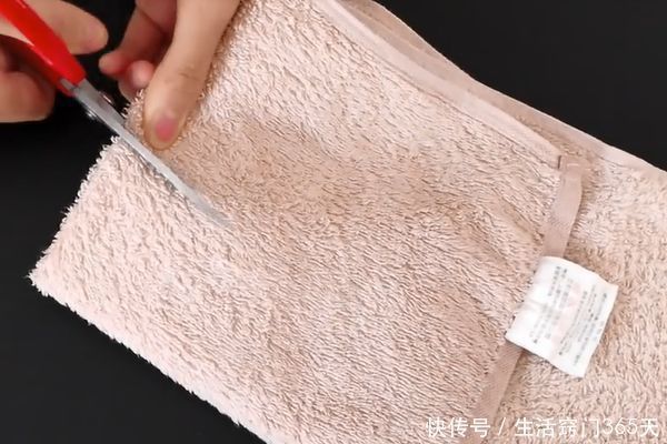 大烦恼|毛巾上剪一个洞，好多人不知道有啥用，解决了很多父母的大烦恼！