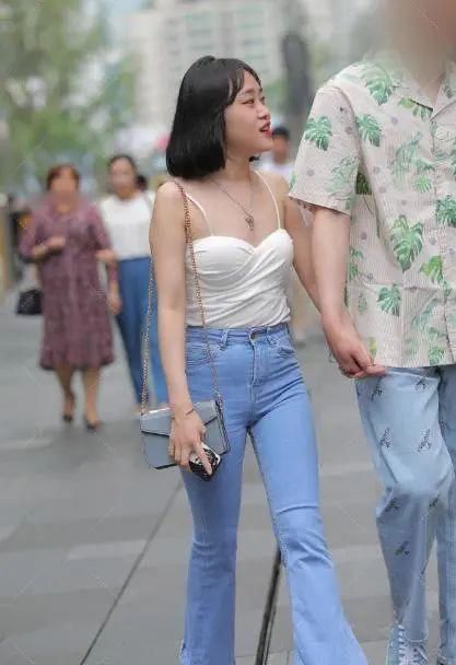 吊带|白色吊带搭配喇叭裤,加上银色项链,格外亮眼