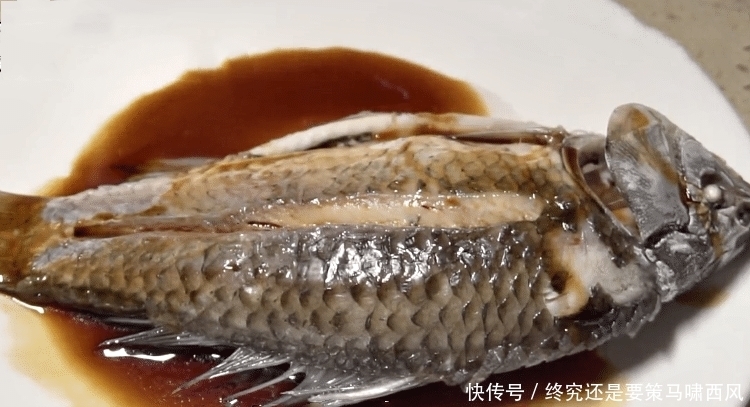 解冻鱼时,不要直接加水泡,多加一步,8分钟解冻好,鲜嫩无腥味