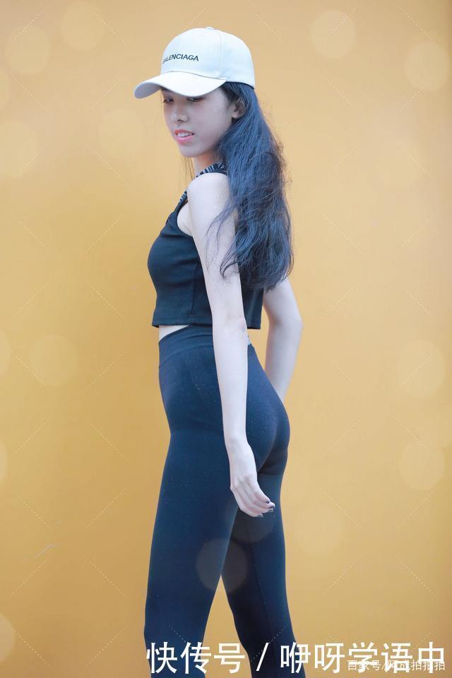 清新运动风，白色棒球帽看起来清爽利落，运动搭配省时清爽