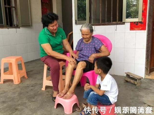 小家伙|孩子坦言更爱奶奶,邻居一再追问原因,孩子这番话让姥姥无地自容