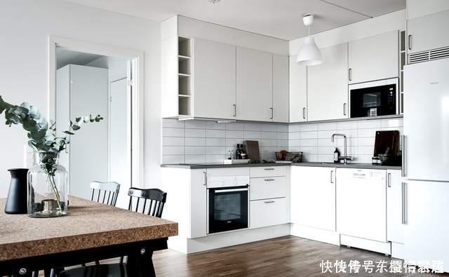 实用|这对夫妻真有远见,厨房不装吊柜,储物空间翻倍,美观实用还不乱